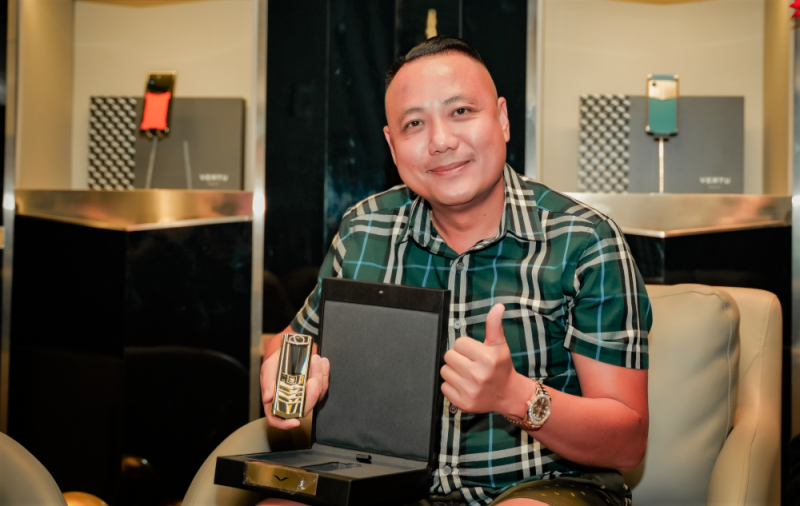 Lộ diện chủ nhân mới của chiếc Vertu Signature chính hãng đắt nhất Việt Nam