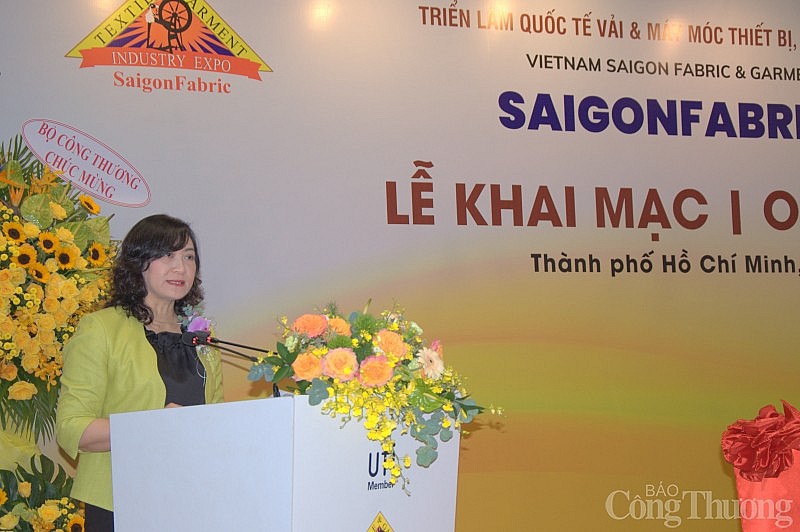 Thứ trưởng Phan Thị Thắng tham dự Triển lãm quốc tế vải, nguyên phụ liệu và máy móc thiết bị ngành may