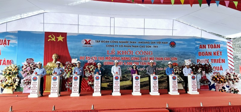 Các đại biểu bấm nút khởi công dự án cải tạo mở rộng nâng công suất mỏ than Cao Sơn 