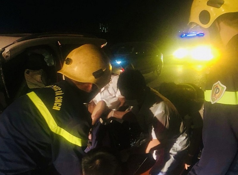 Thanh Hóa: Giải cứu tài xế mắc kẹt trong xe ô tô sau tai nạn giao thông