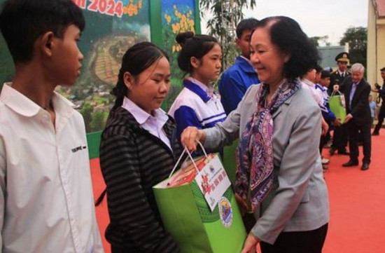 Thường trực Ban Bí thư Trương Thị Mai trao quà Tết tại Quảng Bình