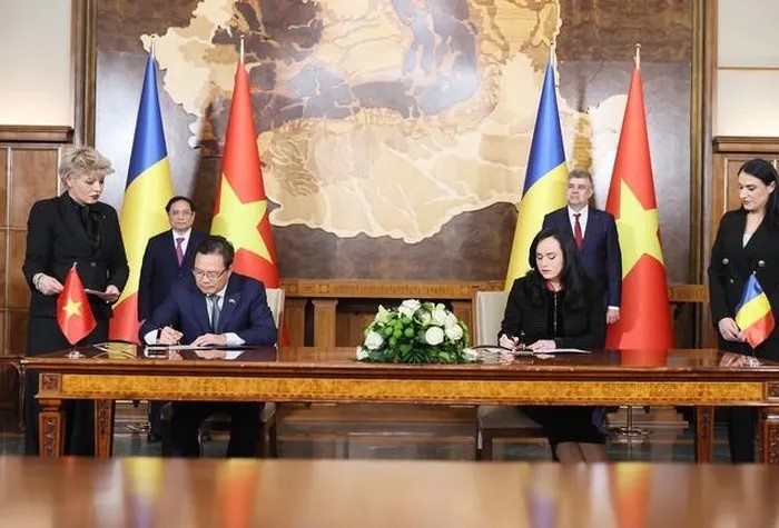 Bộ trưởng Bộ Công Thương ký biên bản ghi nhớ hợp tác với Bộ Kinh tế, Doanh nghiệp và Du lịch Romania