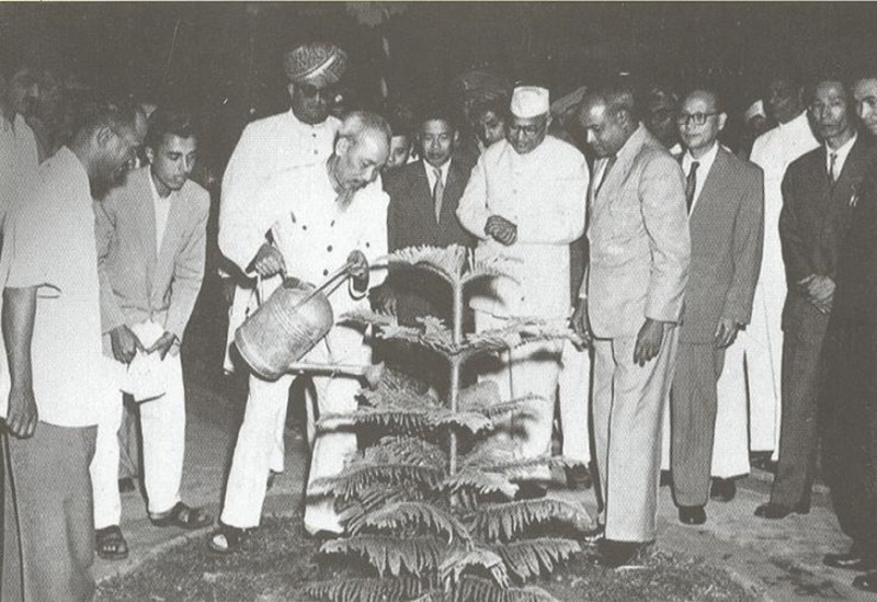 Chủ tịch Hồ Chí Minh trồng cây ở Bangalo (Ấn Độ) trong chuyến thăm Ấn Độ, ngày 11-2-1958. Ảnh tư liệu 