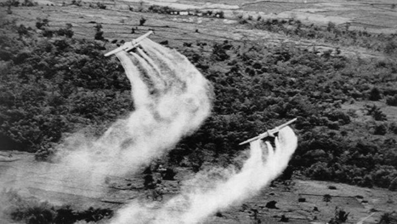  Máy bay Mỹ rải chất độc da cam/dioxin trong chiến tranh Việt Nam. Ảnh: NYT