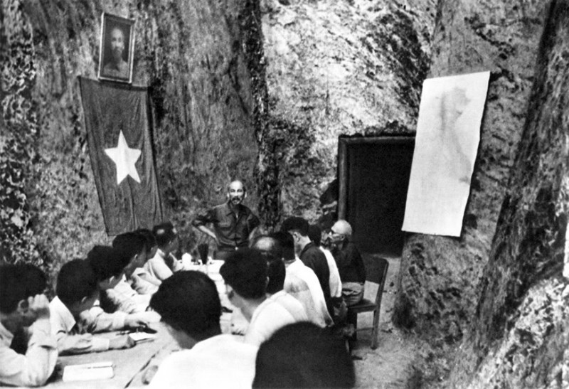 Chủ tịch Hồ Chí Minh chủ trì một phiên họp Hội đồng Chính phủ ngay sau chiến thắng Điện Biên Phủ. Ảnh