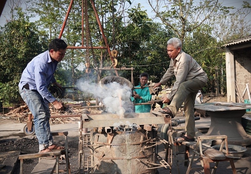 Xem nghệ nhân Nguyễn Bá Châu "thổi hồn" vào trống đồng