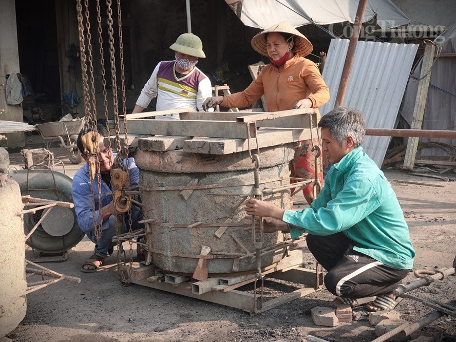 Xem nghệ nhân Nguyễn Bá Châu "thổi hồn" vào trống đồng