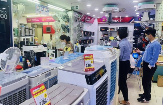 Hà Nội: Trời chớm nóng, siêu thị điện máy dồn dập giảm giá các sản phẩm làm mát