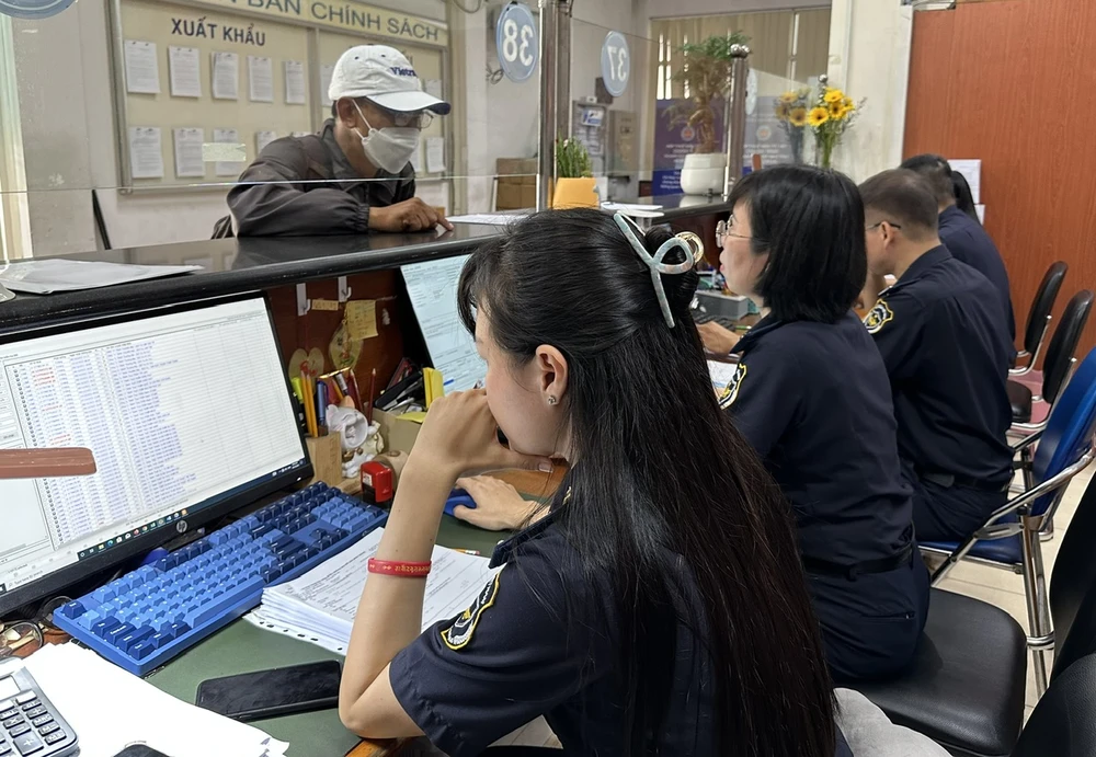 Công chức Hải quan Cảng Sài Gòn Hồ Chí Minh làm thủ tục cho doanh nghiệp