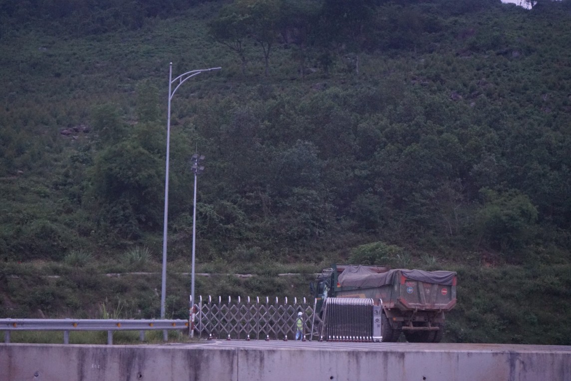 Xe tải chở đất 'lậu' vô tư quay đầu trên cao tốc Bắc – Nam nhờ lối mở trái phép