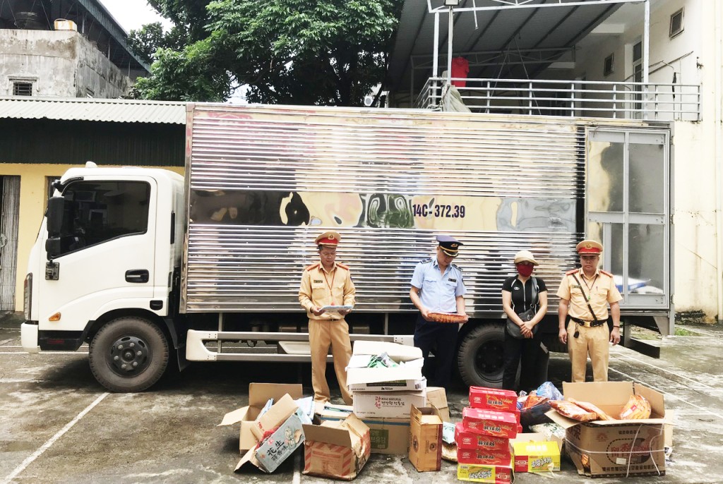 Quảng Ninh: Tạm giữ hơn 2.400 sản phẩm thực phẩm nhập lậu