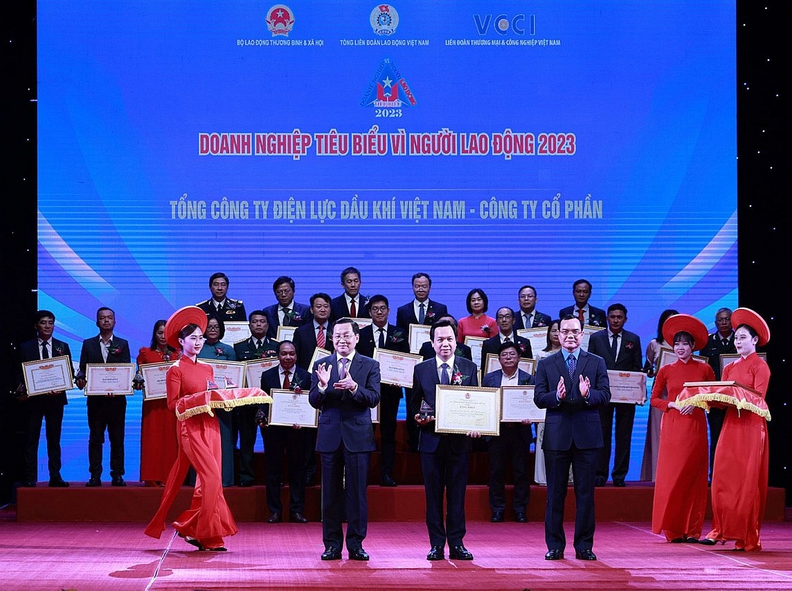 Đại diện lãnh đạo PV Power nhận Bằng khen của Tổng Liên đoàn Lao động Việt Nam.