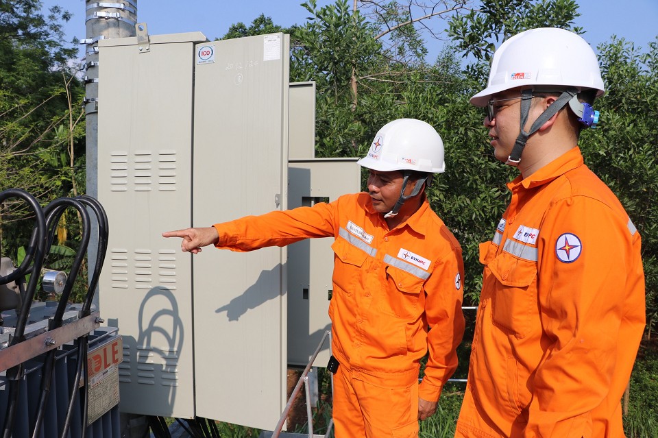 Công nhân Điện lực Lạc Sơn kiểm tra TBA để cung cấp nguồn điện an toàn, ổn định cho khách hàng.