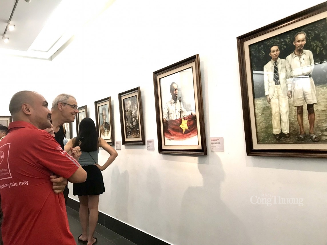 Chân dung Chủ tịch Hồ Chí Minh vĩ đại và bình dị qua 55 tác phẩm hội họa