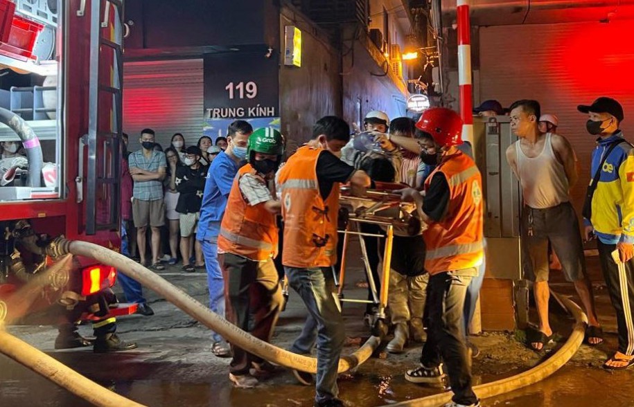 Hà Nội: Nhà trọ 5 tầng phố Trung Kính, quận Cầu Giấy cháy dữ dội trong đêm, 9 người thiệt mạng