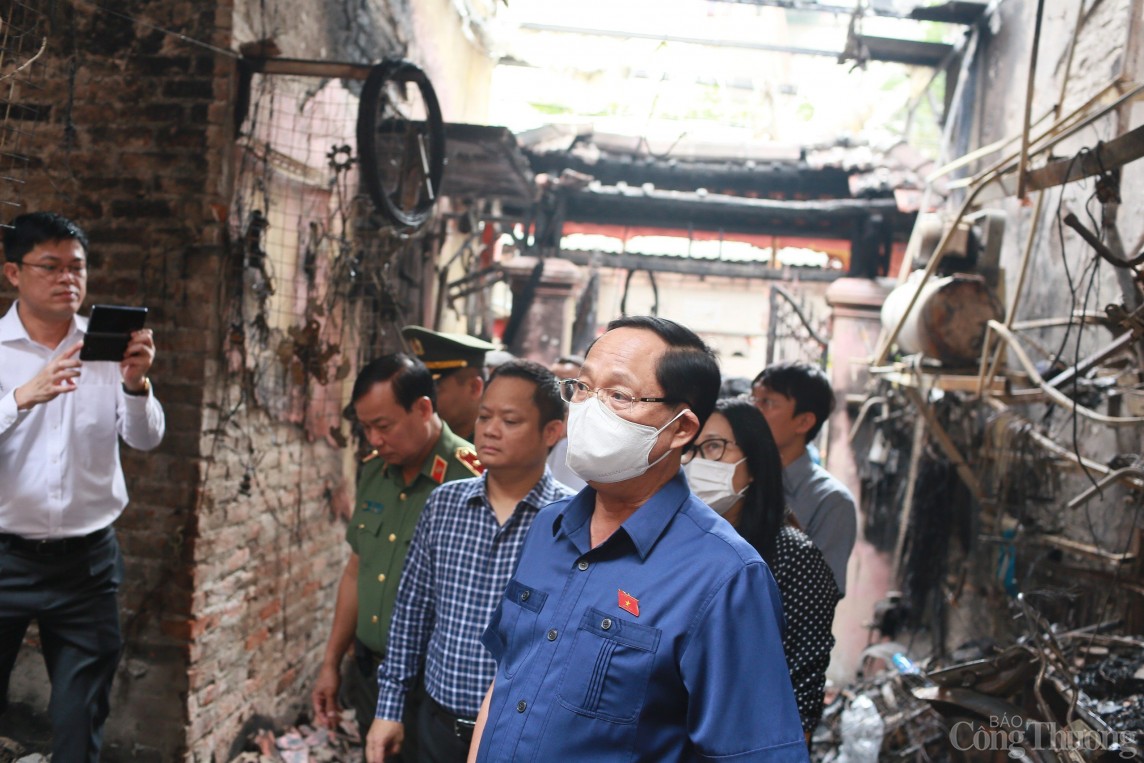 Chùm ảnh hiện trường vụ cháy nhà trọ khiến 14 người tử vong ở Hà Nội
