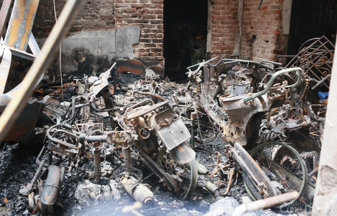 Chùm ảnh hiện trường vụ cháy nhà trọ khiến 14 người tử vong ở Hà Nội