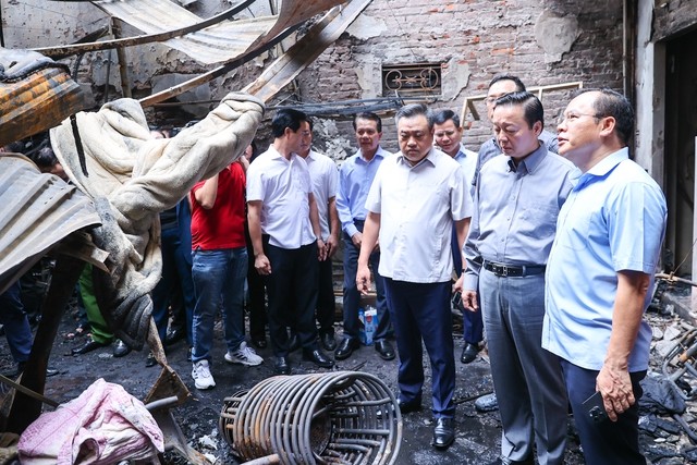 Phó Thủ tướng Trần Hồng Hà đến hiện trường vụ cháy nhà trọ tại Trung Kính