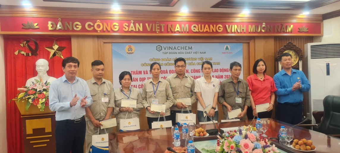 Công đoàn Công Thương Việt Nam tặng quà người lao động trực thuộc Công đoàn Công nghiệp hóa chất Việt Nam