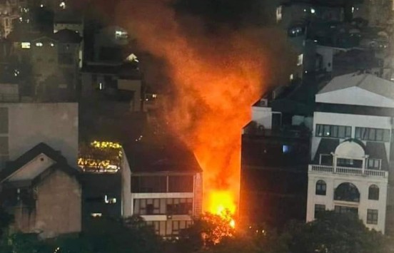 Hà Nội: Lại xảy ra cháy lớn giữa đêm ở Cầu Giấy, nhiều người tháo chạy