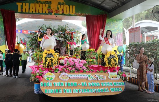 TP. Hồ Chí Minh: Hàng nghìn người ùn ùn đổ về Suối Tiên tham dự Lễ hội trái cây Nam Bộ