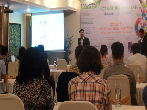 Đại diện Ban tổ chức đang giới thiệu hoạt động của Triển lãm Thailand Lad 2013
