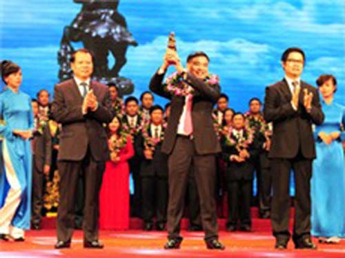 Ông Trần Văn Mười nhận Giải thưởng Doanh nhân Việt Nam tiêu biểu 2013.