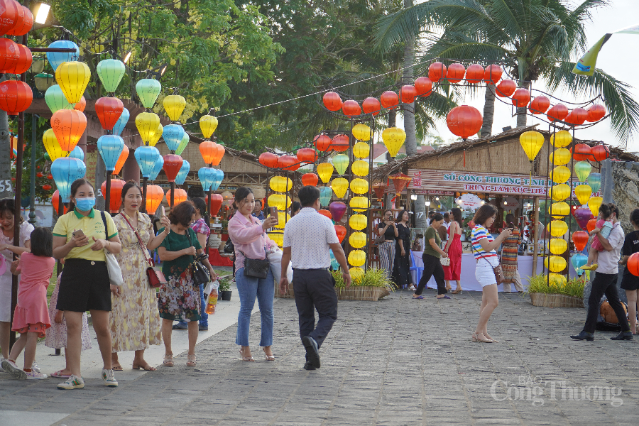 Festival còn là dịp để du khách có thể trải nghiệm, tìm hiểu cũng như mua sắm các sản phẩm nghề truyền thống.