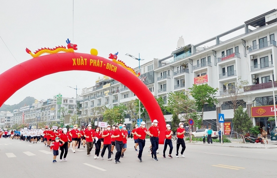 Quảng Ninh: Hàng nghìn người tham gia chạy tập thể