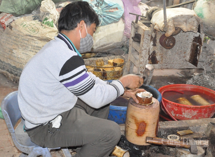 Về làng Thụy Ứng xem nghệ nhân chế tác lược sừng trâu