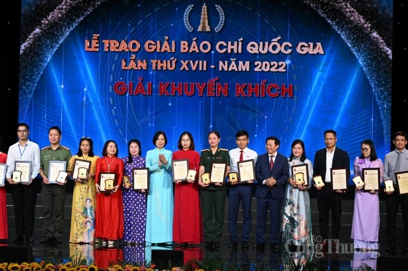 Đại diện Báo Công Thương (thứ 8 từ phải sang trái) nhận Giải Khuyến khích Giải báo chí Quốc gia năm 2022