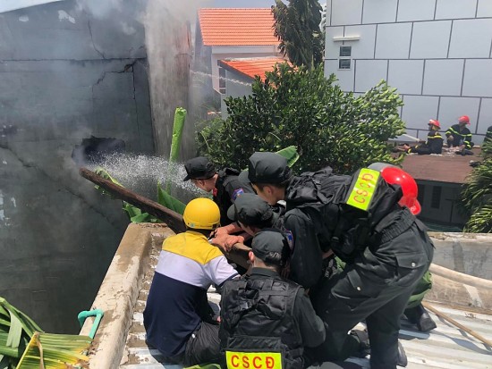 Ninh Thuận: Nỗ lực cứu 3 mẹ con mắc kẹt trong căn nhà bị cháy