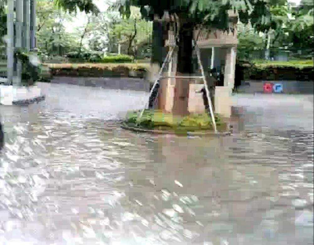 Khu đô thị Ciputra cứ mưa là ngập lụt nặng, lỗi tại ai?