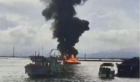 Quảng Ninh: Cháy dữ dội xuồng chở hơn 1.000 lút dầu tại biển Móng Cái