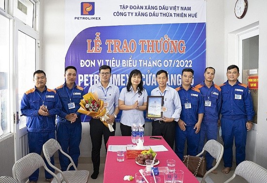 Petrolimex Thừa Thiên Huế khen thưởng Cửa hàng xăng dầu số 36