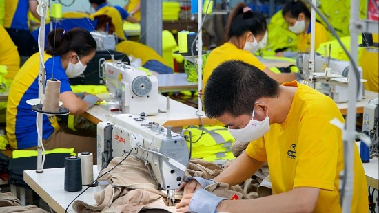 Đơn hàng ổn định, nhiều doanh nghiệp dệt may, da giày tuyển hàng chục nghìn công nhân