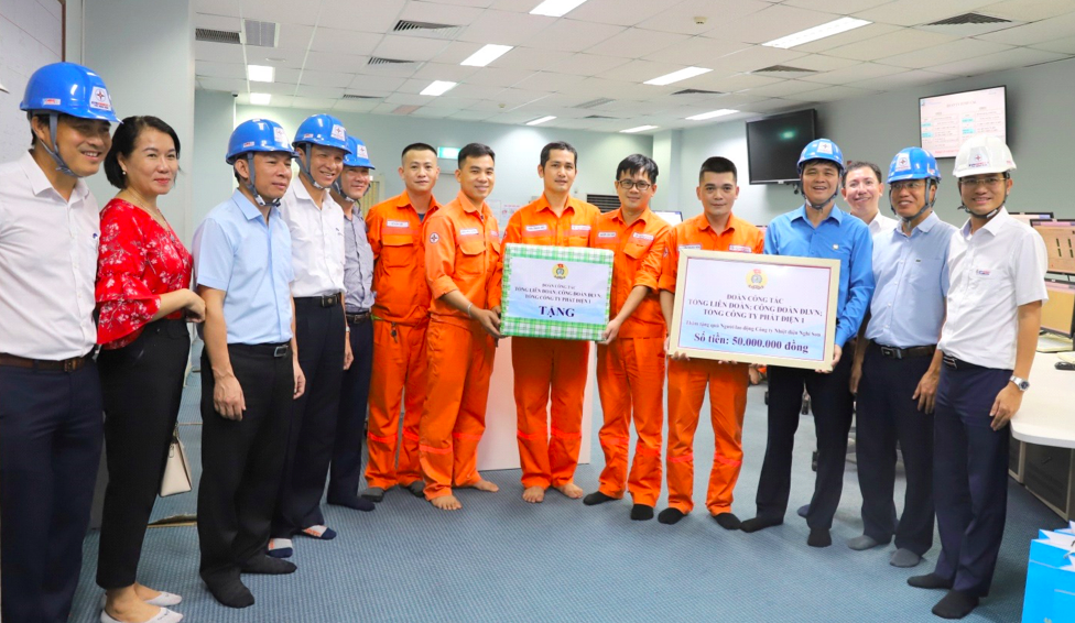 Tổng Liên đoàn lao động Việt Nam thăm, tặng quà người lao động Công ty Nhiệt điện Nghi Sơn