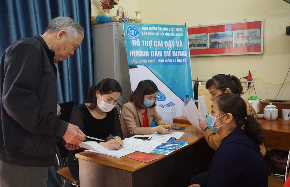 Cán bộ bảo hiểm tỉnh Hà Giang hướng dẫn người dân các thủ tục liên quan tới bảo hiểm xã hội