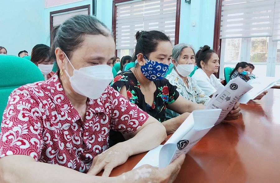 Người dân huyện Ba Chẽ (tỉnh Quảng Ninh) tìm hiểu các chính sách BHXH tự nguyện và BHYT hộ gia đình