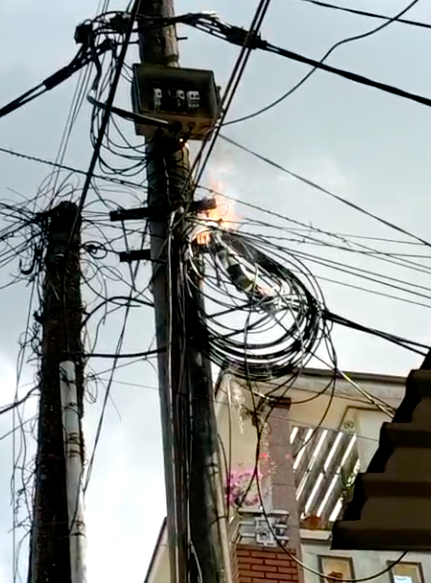 Tỉnh Quảng Trị: Cháy trên cột điện do treo cáp viễn thông trái phép