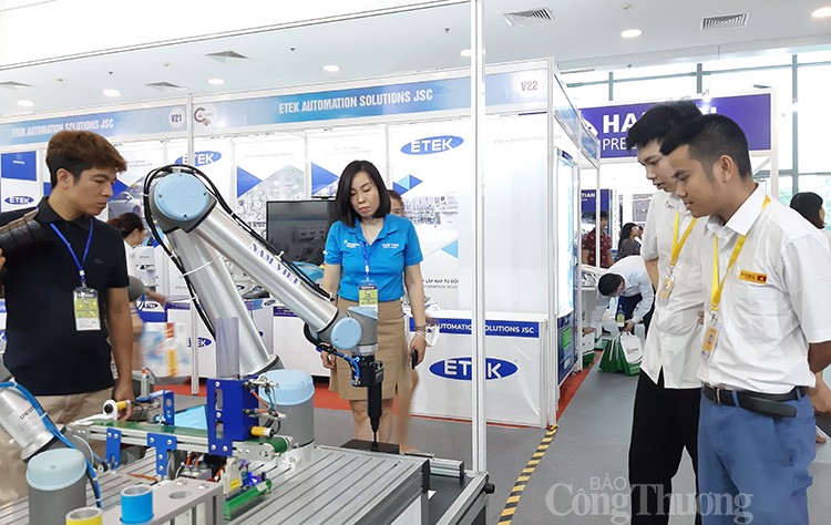 Khách hàng tham quan gian hàng của Công ty CP Tập đoàn kỹ thuật và công nghiệp Việt Nam (Intech Group) tại Hội chợ Công nghiệp Hỗ trợ thành phố Hà Nội năm 2022