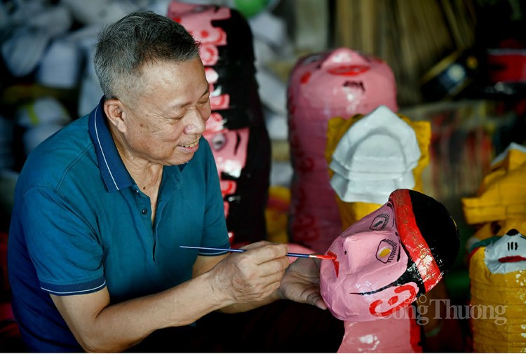Nghệ nhân Vũ Huy Đông, gìn giữ nghề mặt lạ giấy bồi