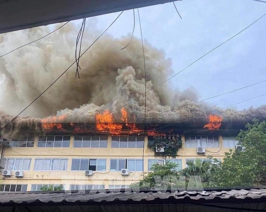 Hiện trường vụ cháy tòa nhà văn phòng tại số 109 Trường Chinh, Hà Nội (ảnh TTXVN)