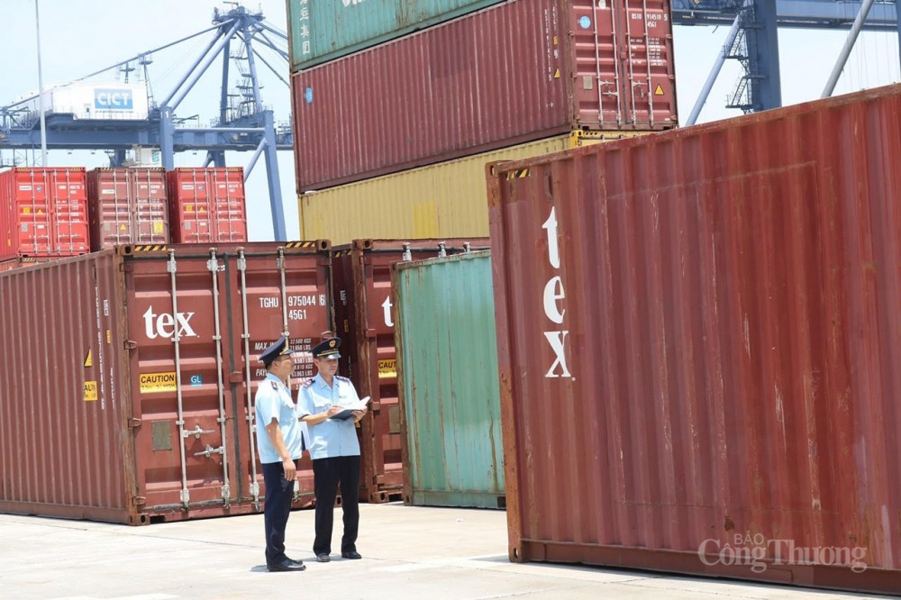 10 tháng, thu ngân sách từ hoạt động xuất nhập khẩu đạt 302.394 tỷ đồng