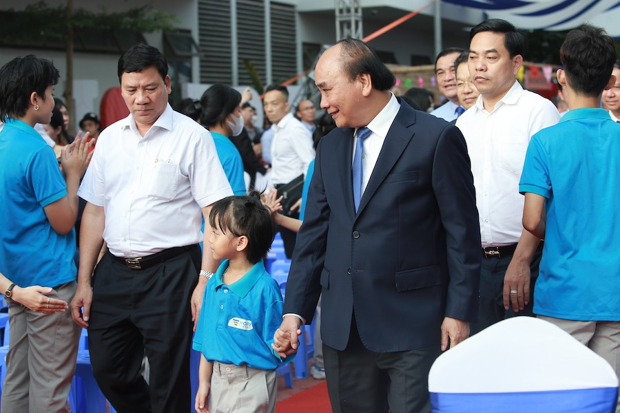 Chủ tịch nước Nguyễn Xuân Phúc dự Ngày hội tới trường cùng các em nhỏ mồ côi do dịch Covid   19