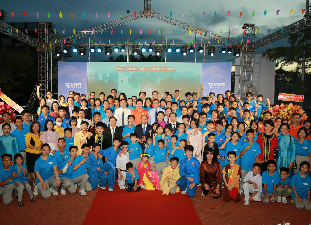 Chủ tịch nước Nguyễn Xuân Phúc dự Ngày hội tới trường cùng các em nhỏ mồ côi do dịch Covid-19