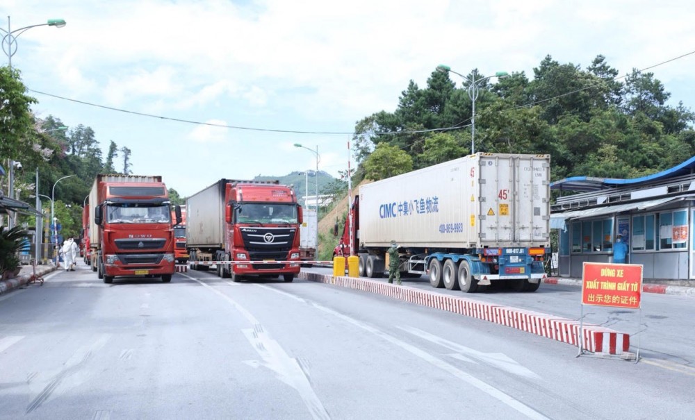 Nhiều xe hàng xuất khẩu qua cửa khẩu Lạng Sơn mùng 3 Tết Nguyên đán