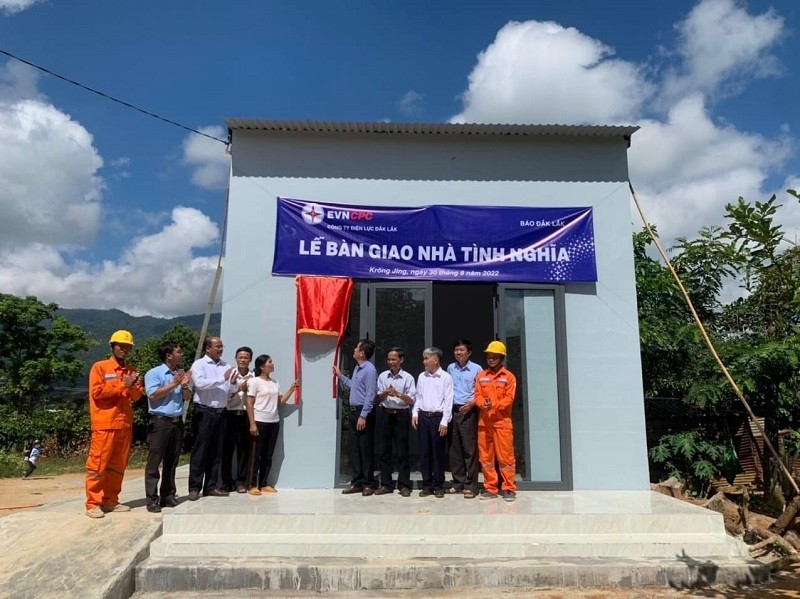 PC Đắk Lắk: Bàn giao hai căn nhà tình nghĩa tại huyện M’đrắk