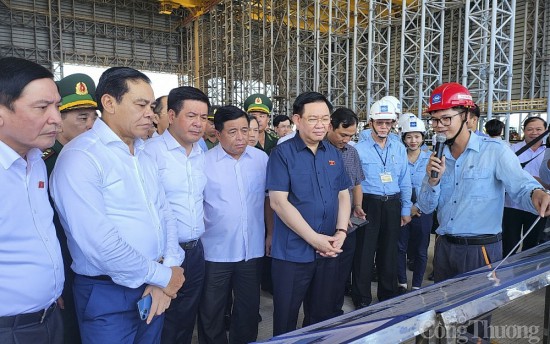 Chủ tịch Quốc hội Vương Đình Huệ thăm hai nhà máy tại Khu kinh tế Vũng Áng