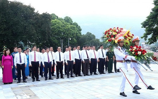 Lãnh đạo tỉnh Hà Giang dâng hoa trước Tượng đài Chủ tịch Hồ Chí Minh